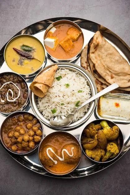 KHEHRA SPL. THALI (DAL MAKHNI, MIX VEG, KADAI PANEER, RAITA, SALAD, RICE, 1 PAPAD, 1 BUTTER ROTI, 1 